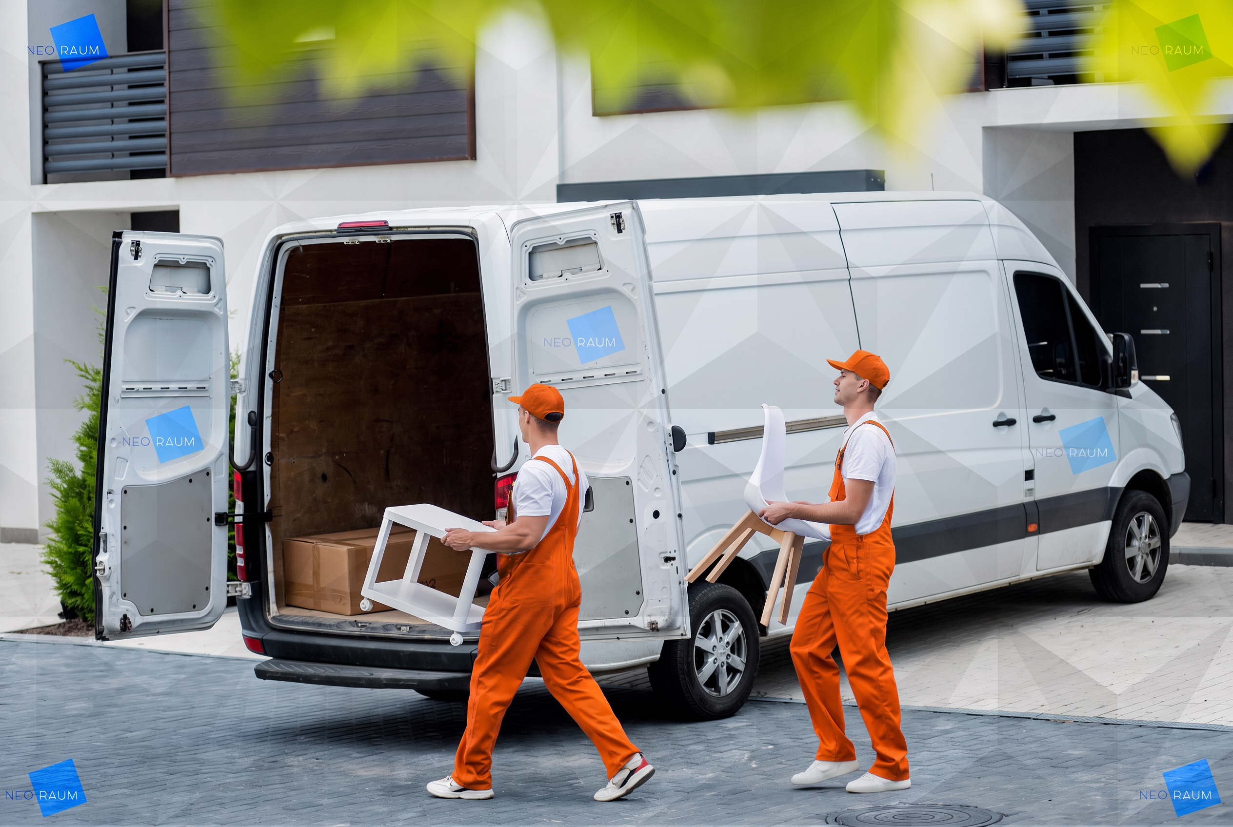Umzugsteam lädt einen Transporter